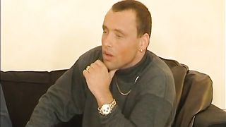 Зрелая хозяйка с рыжими волосами удовлетворила двух мужчин