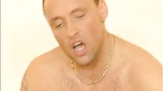 Зрелая хозяйка с рыжими волосами удовлетворила двух мужчин