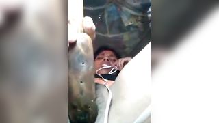 Индийская девушка засовывает в свою пилотку скалку