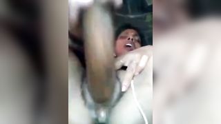 Индийская девушка засовывает в свою пилотку скалку