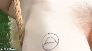 Блондинка в саду раздевается полностью и нюхает цветочки