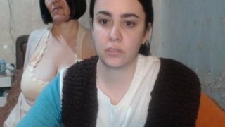 Перед вебкой переодевается девушка и её зрея мать