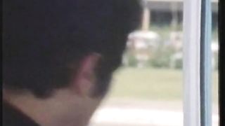 Зрелка оказала секс-услуги строителям