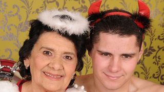 Старуха-ангелок и парень-чертенок трахаются во время ролевой игры