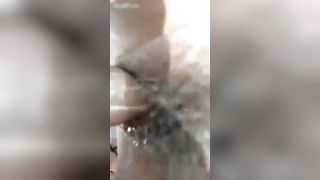 Индийская девушка оттрахана на природе перед камерой смартфона