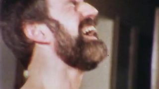 Состоятельный мужчина трахает молодых любовниц в ретро групповом ЖМЖ порно