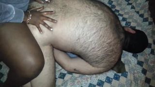 Чернокожая жена трахает волосатого мужа раком в жопу при помощи страпона