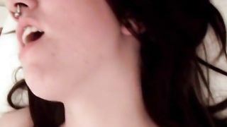 Две телки трахаются на постели со страпоном